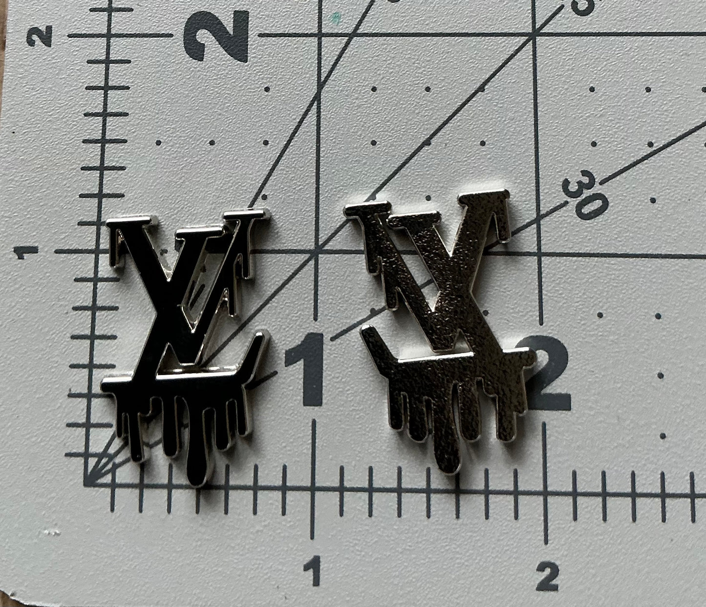 LV DRIP Flat back CHARM