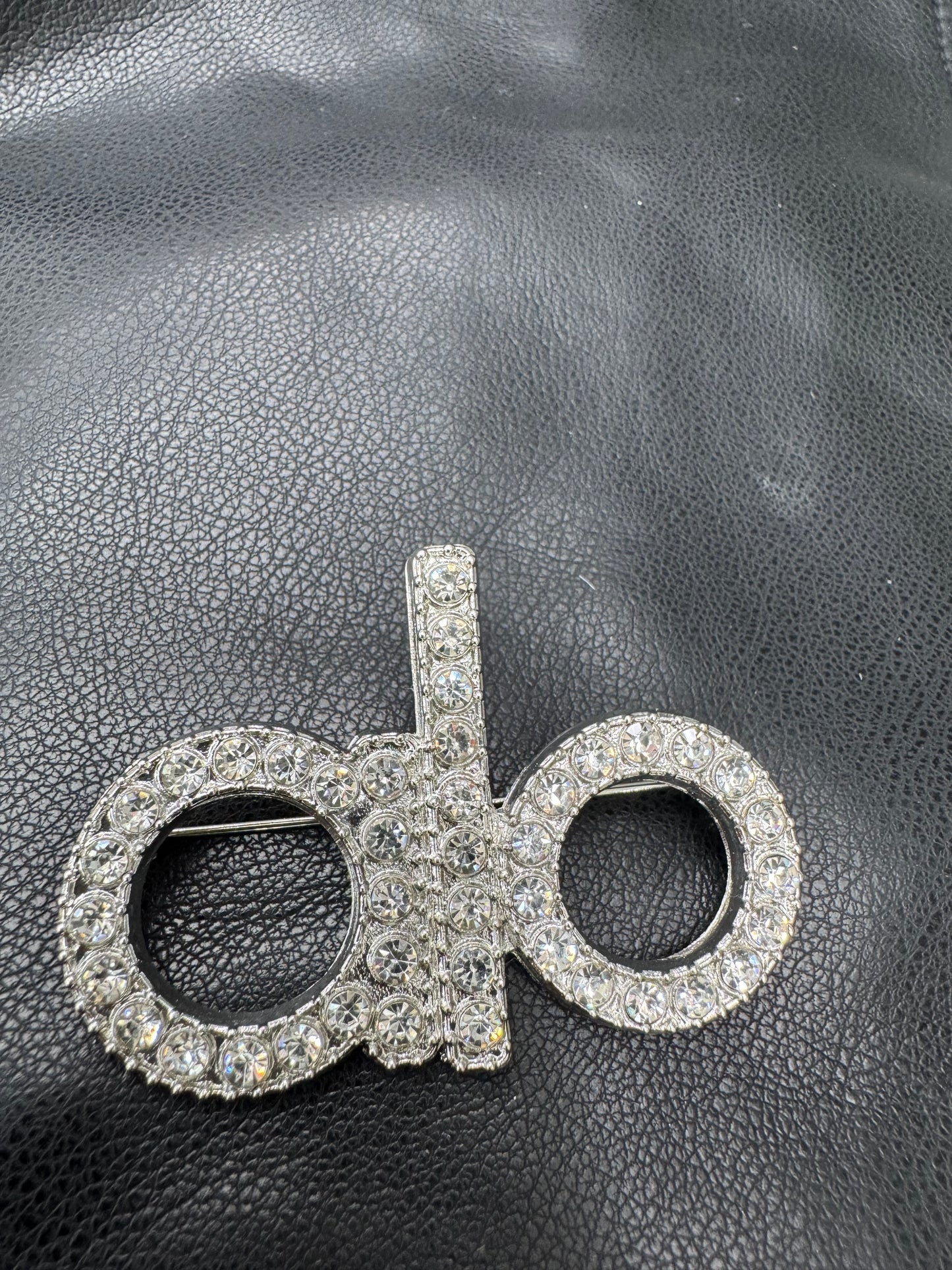 Alo brooch
