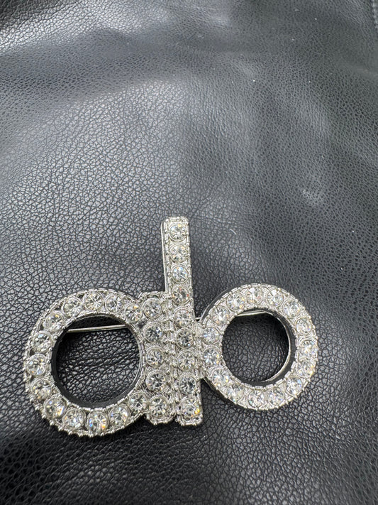 Alo brooch