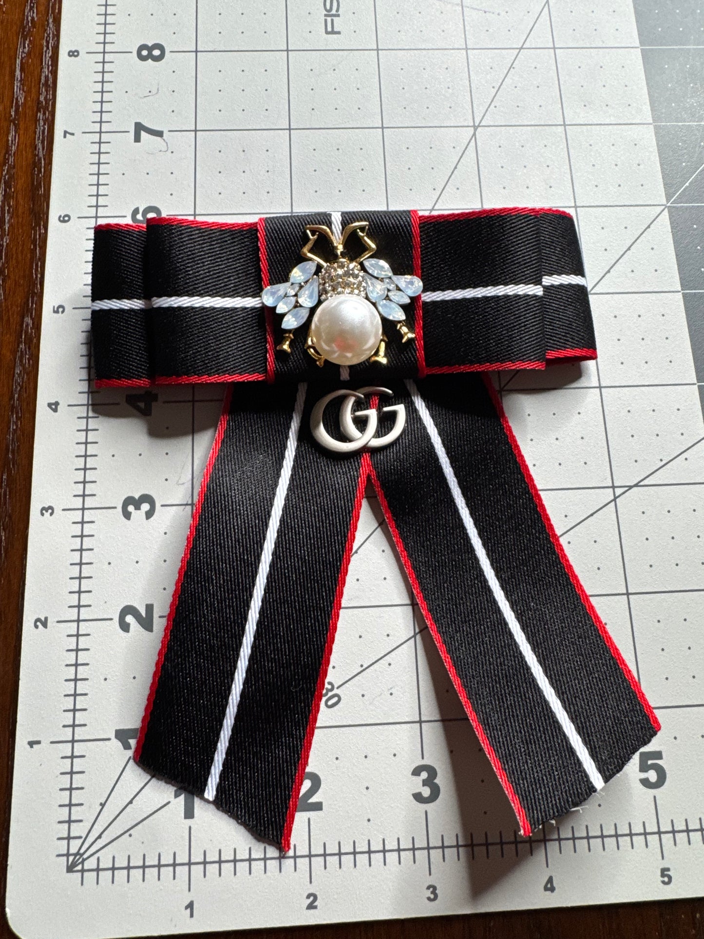 GG bow brooches