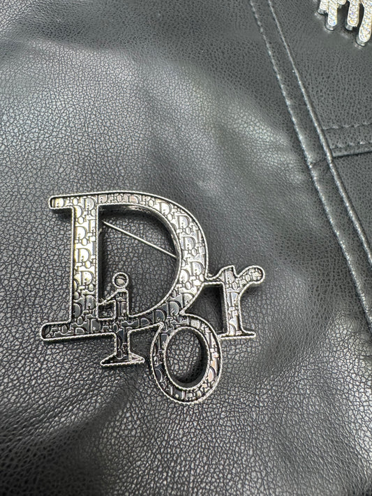 DIO.R brooch