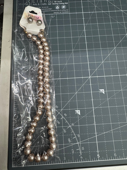 Gold pearls tie necklace