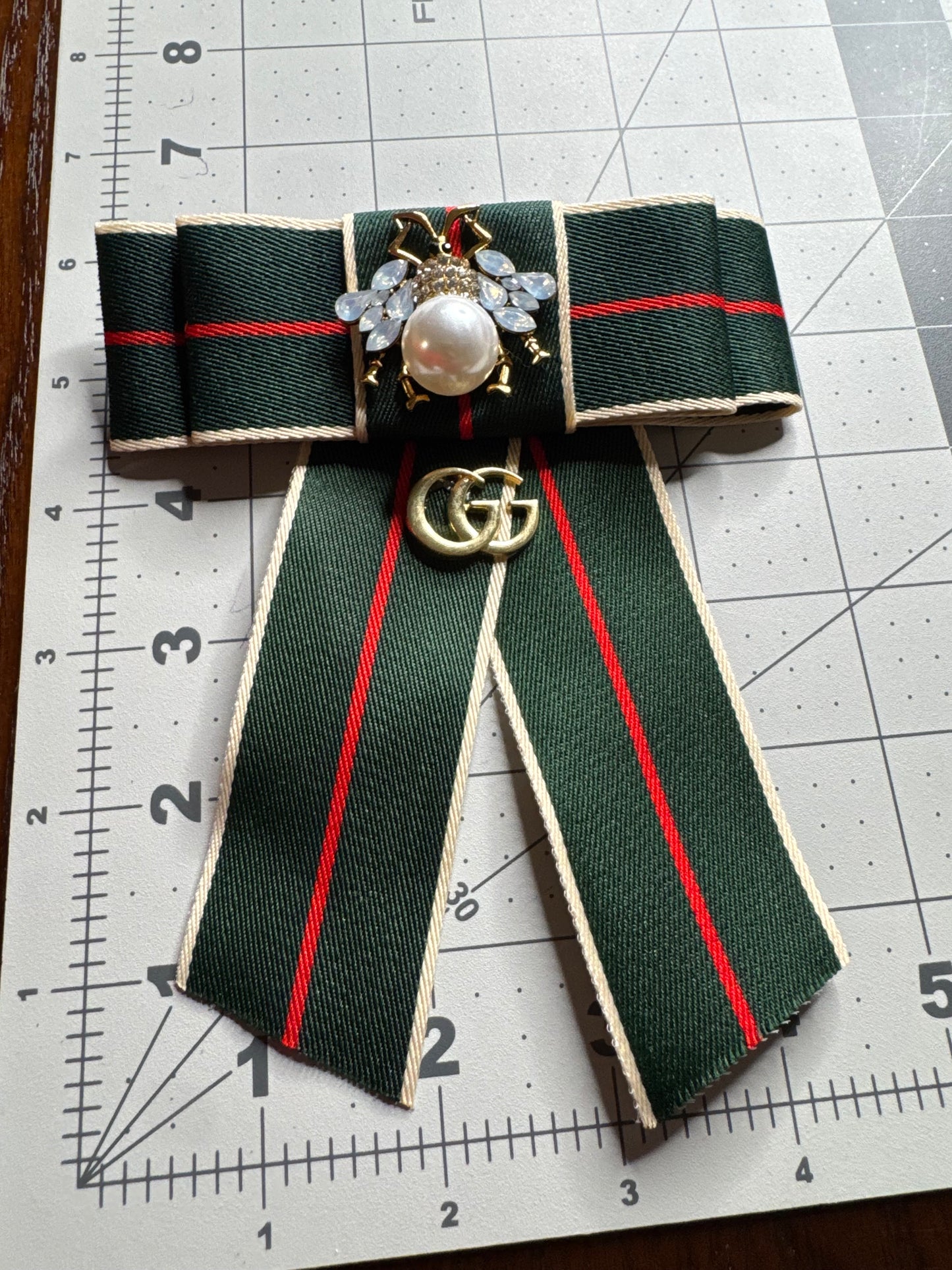 GG bow brooches