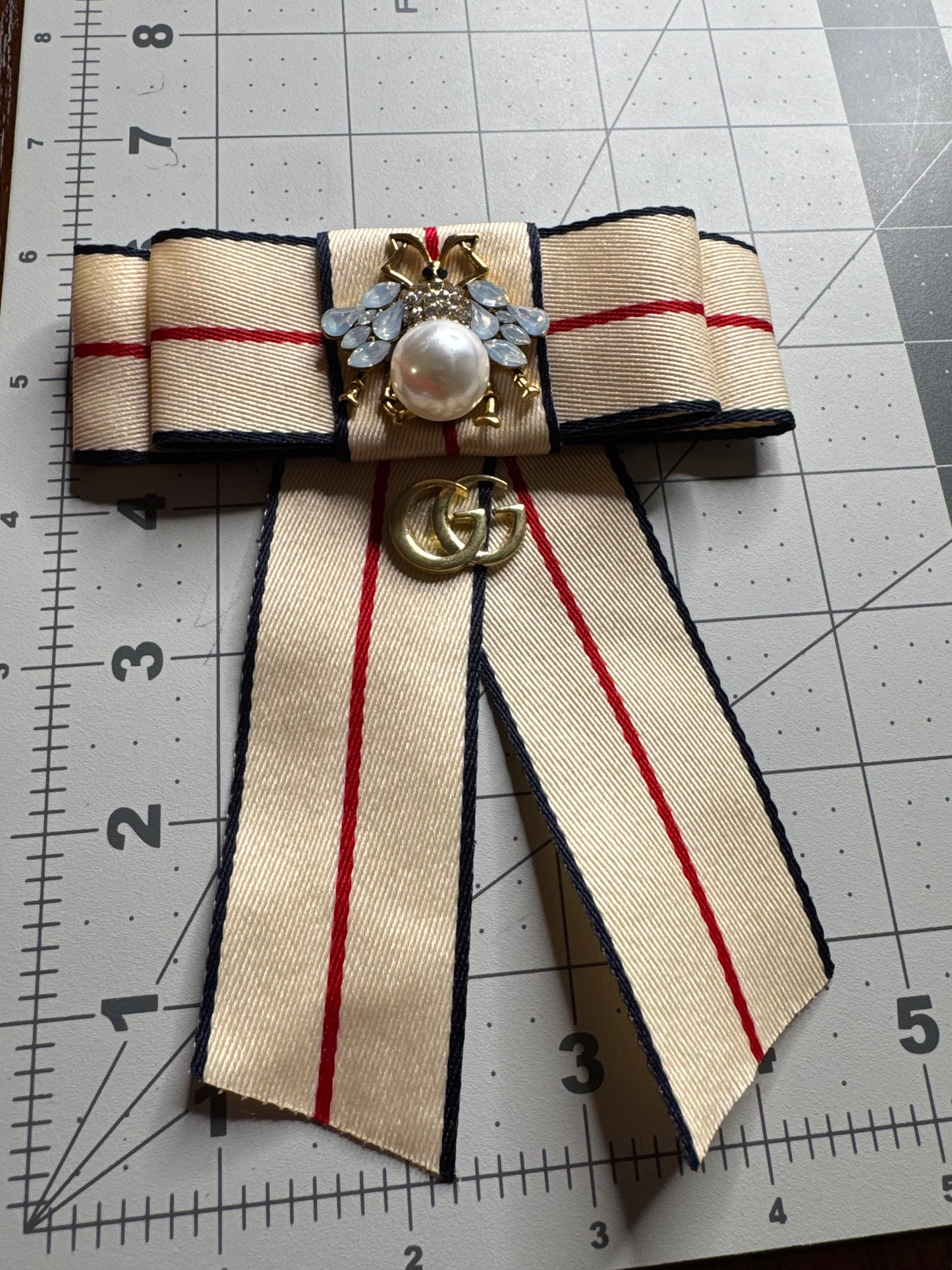 GG bow brooches